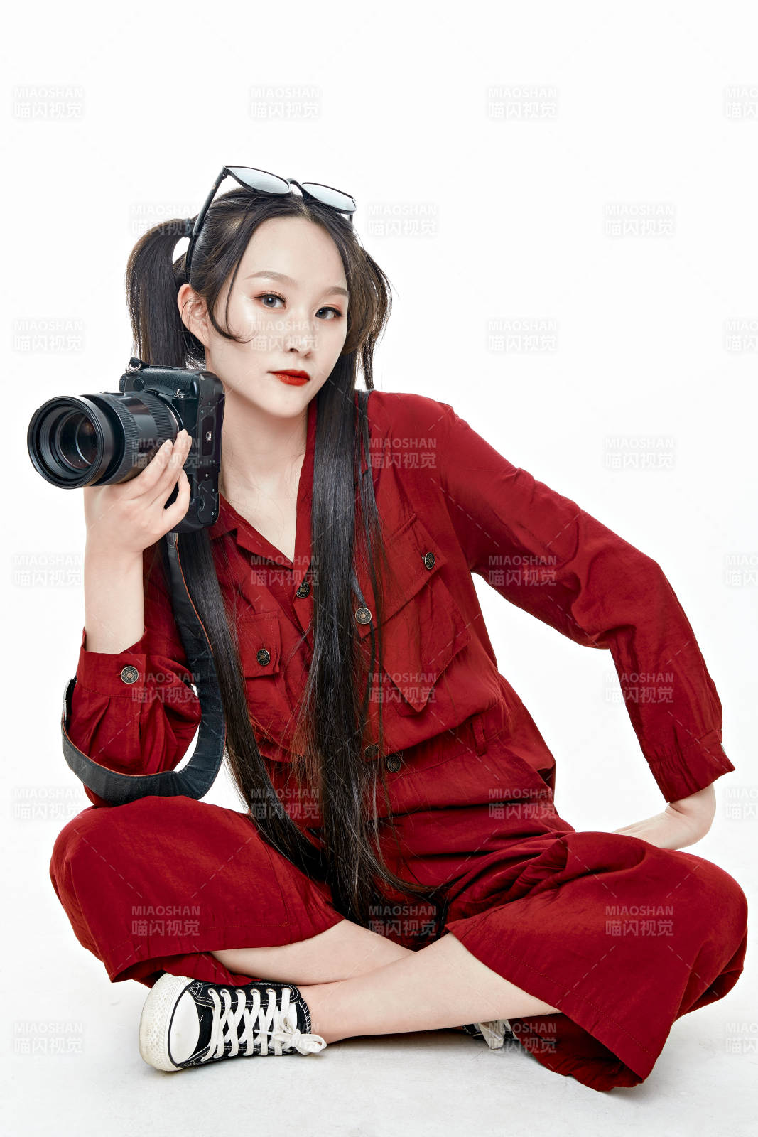 手持相機的亞洲戴墨鏡年輕少女的肖像人像