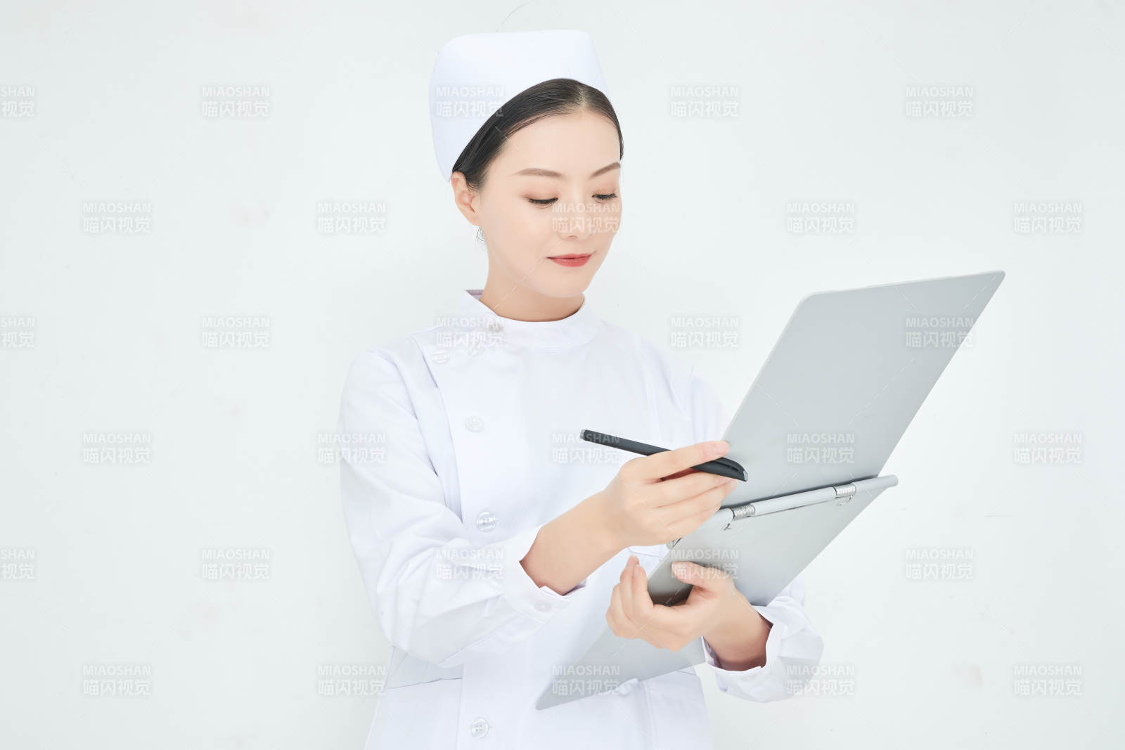 白背景里穿護(hù)士服手持病歷夾的美女護(hù)士