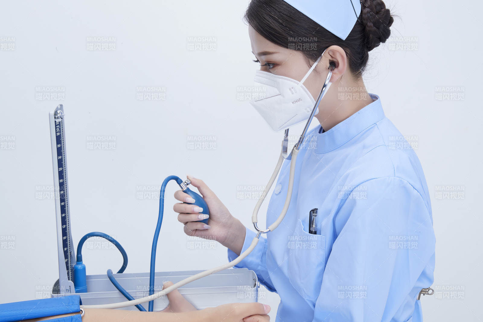 佩戴聽診器的女性醫(yī)護(hù)人員為患者聽診檢查