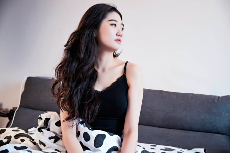 刚刚睡醒,起床的亚洲女孩