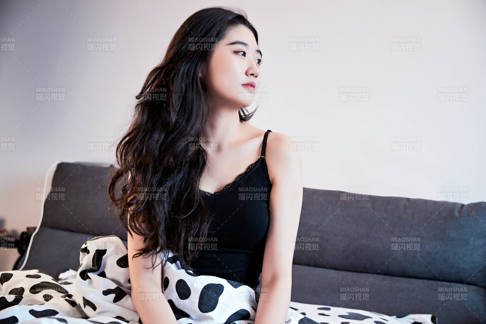 剛剛睡醒,起床的亞洲女孩