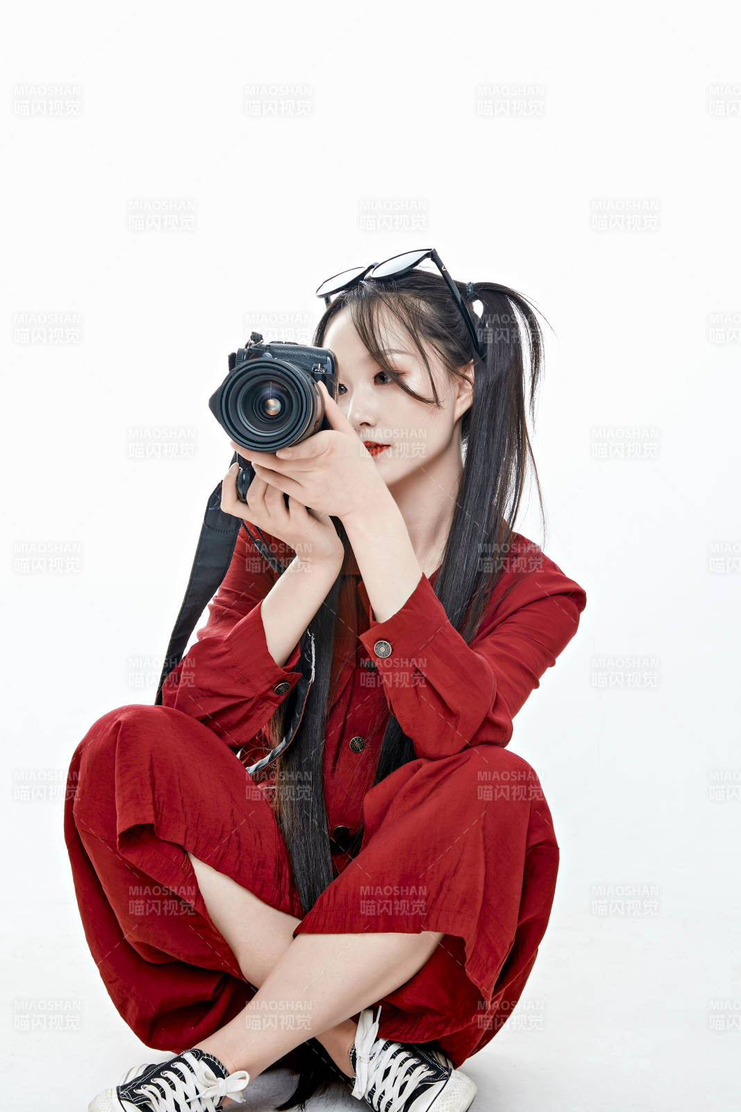 手持相機的亞洲戴墨鏡年輕少女的肖像人像