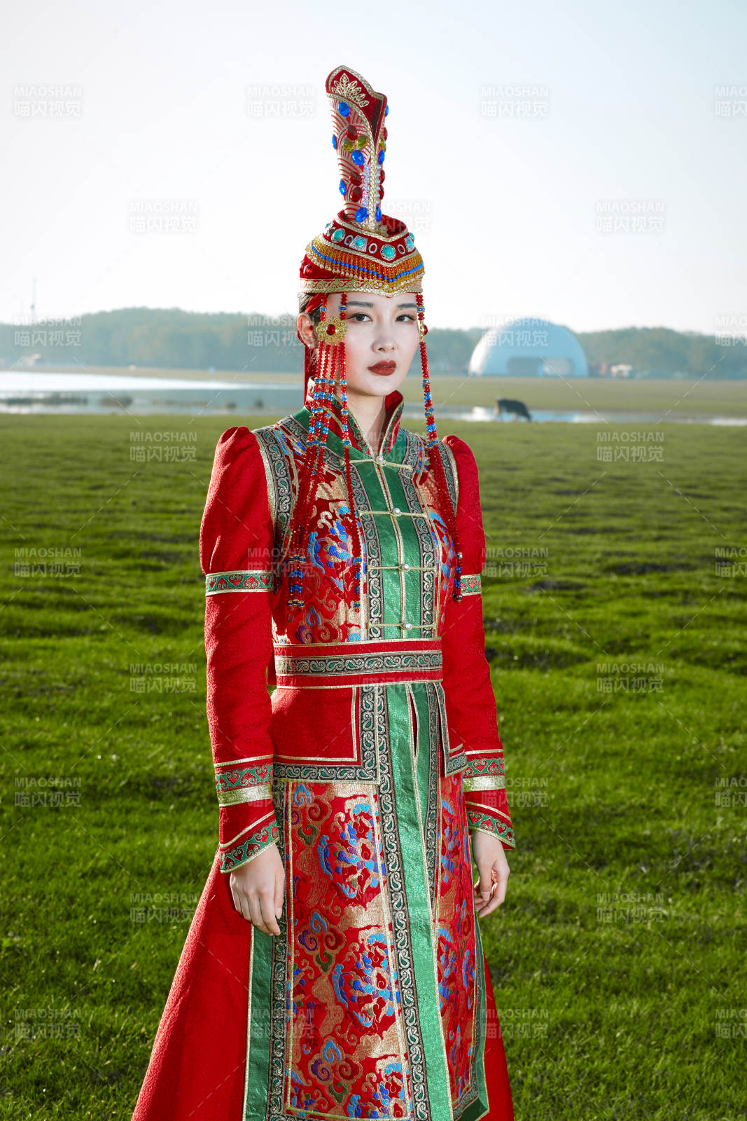 草原上穿著蒙古族傳統(tǒng)服飾的亞洲年輕美少女