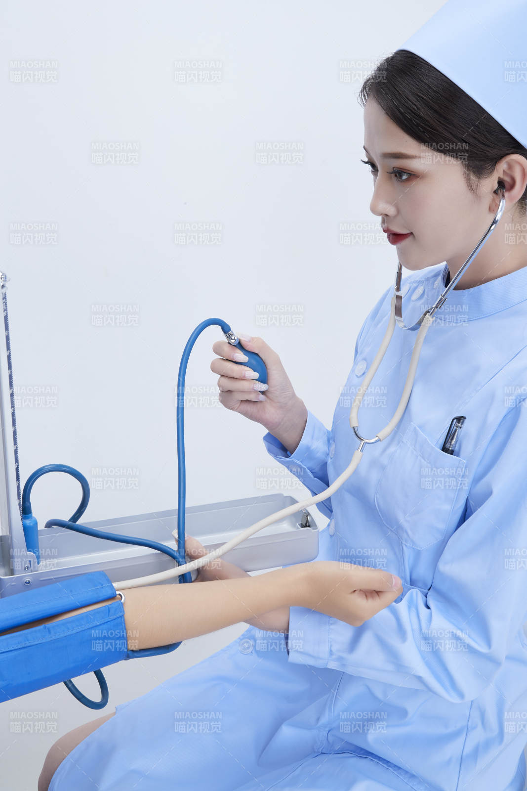 佩戴聽診器的女性醫護人員為患者聽診檢查