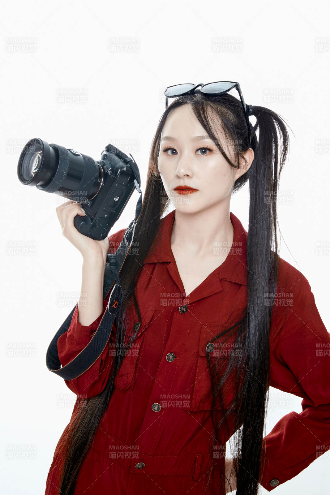 手持相機的亞洲戴墨鏡年輕少女的肖像人像