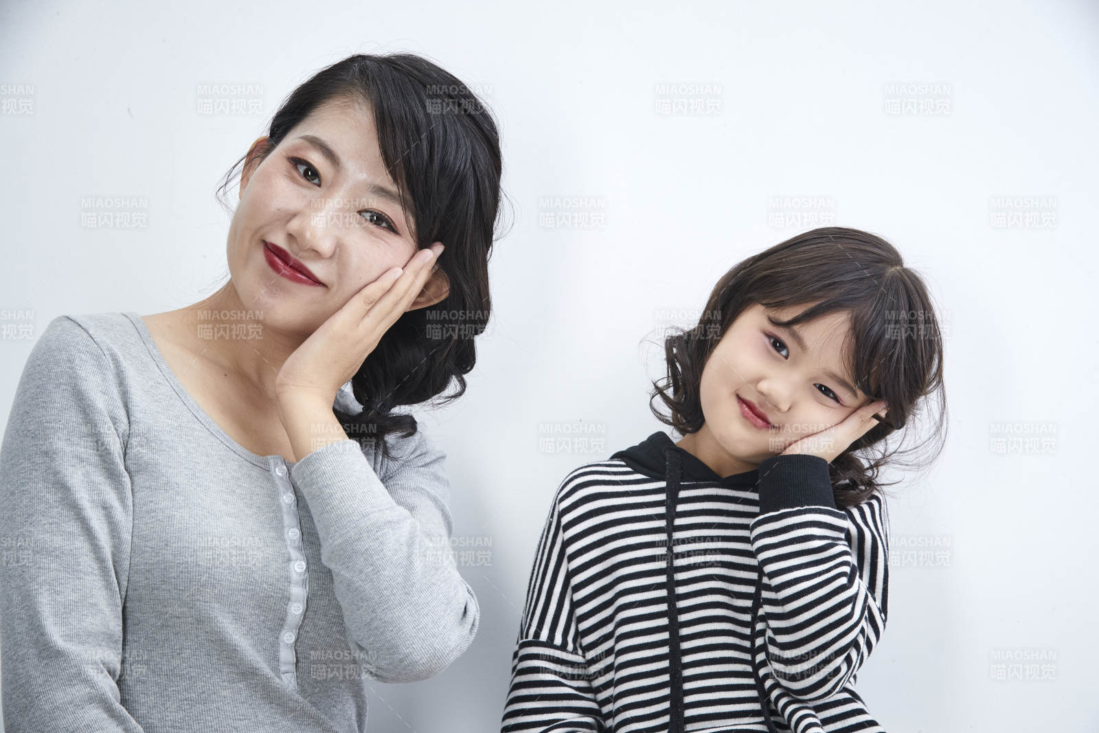 白色背景的美麗媽媽與可愛女兒親子人像