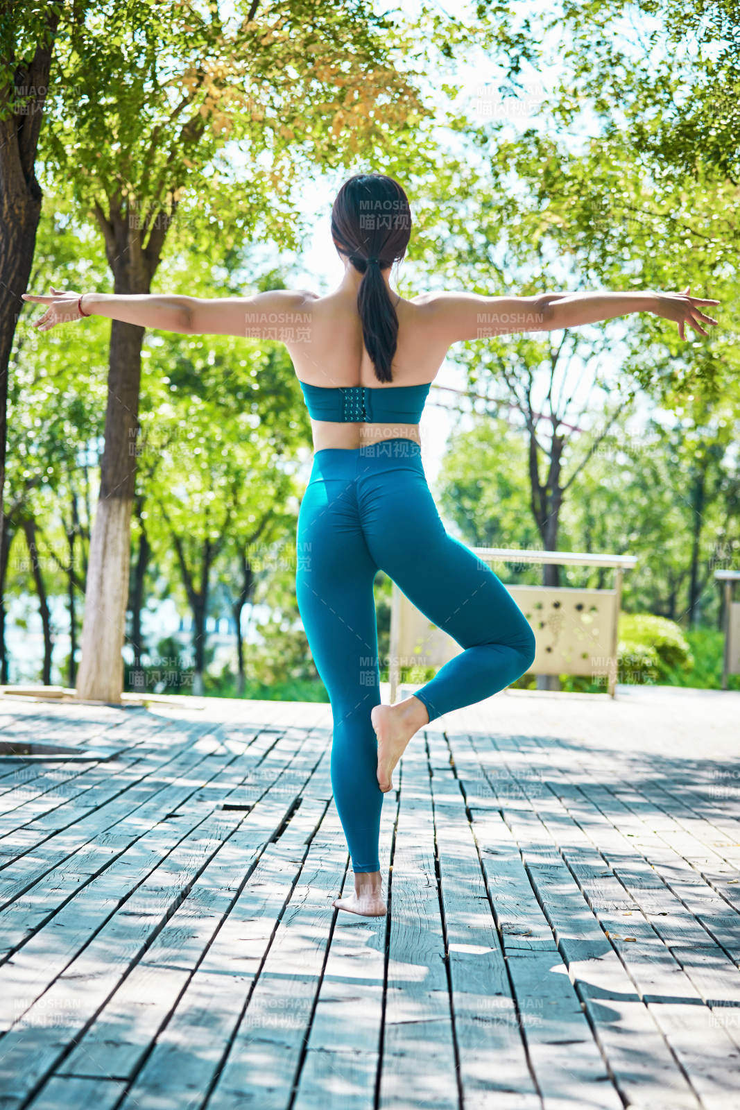 湖畔公園做瑜伽動作的亞洲年輕女性