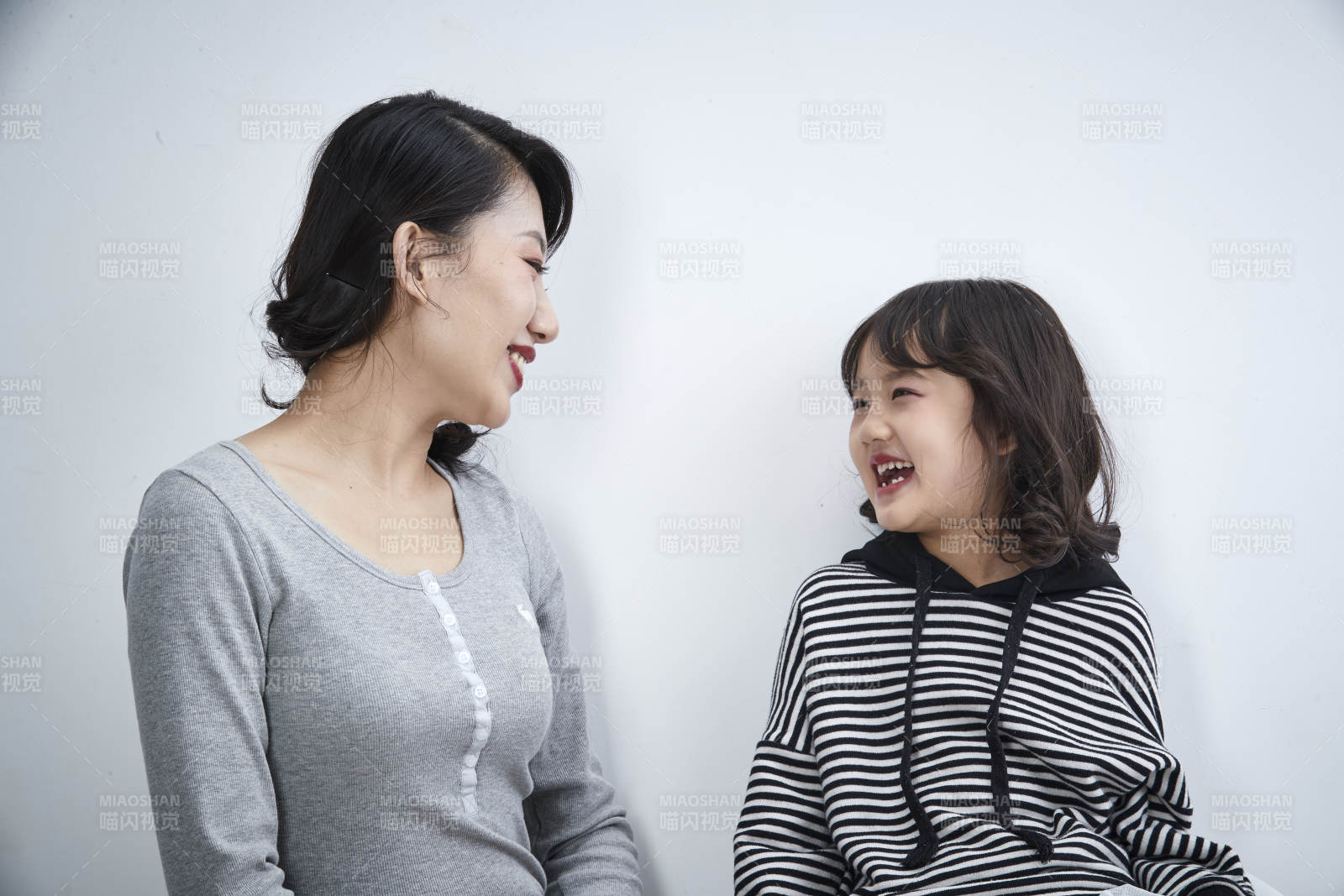 白色背景的美麗媽媽與可愛女兒親子人像