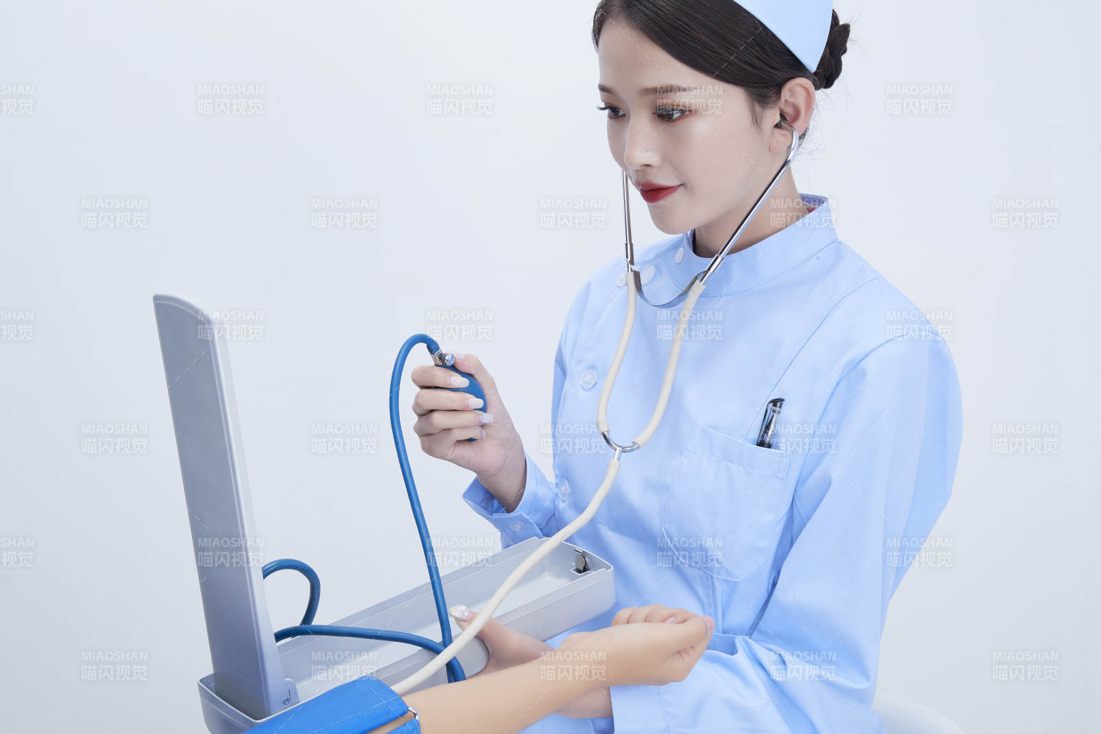 佩戴聽診器的女性醫護人員為患者聽診檢查