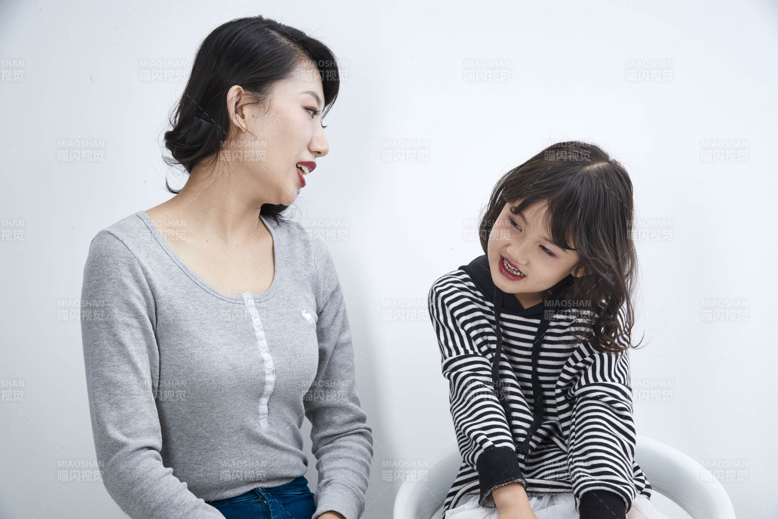 白色背景的美麗媽媽與可愛女兒親子人像