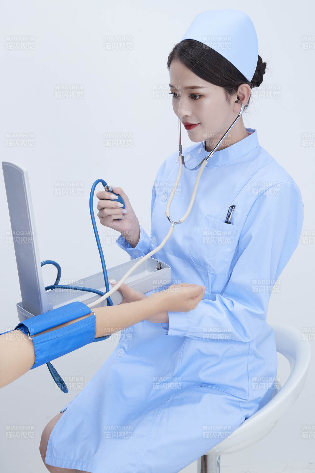 佩戴聽診器的女性醫(yī)護人員為患者聽診檢查