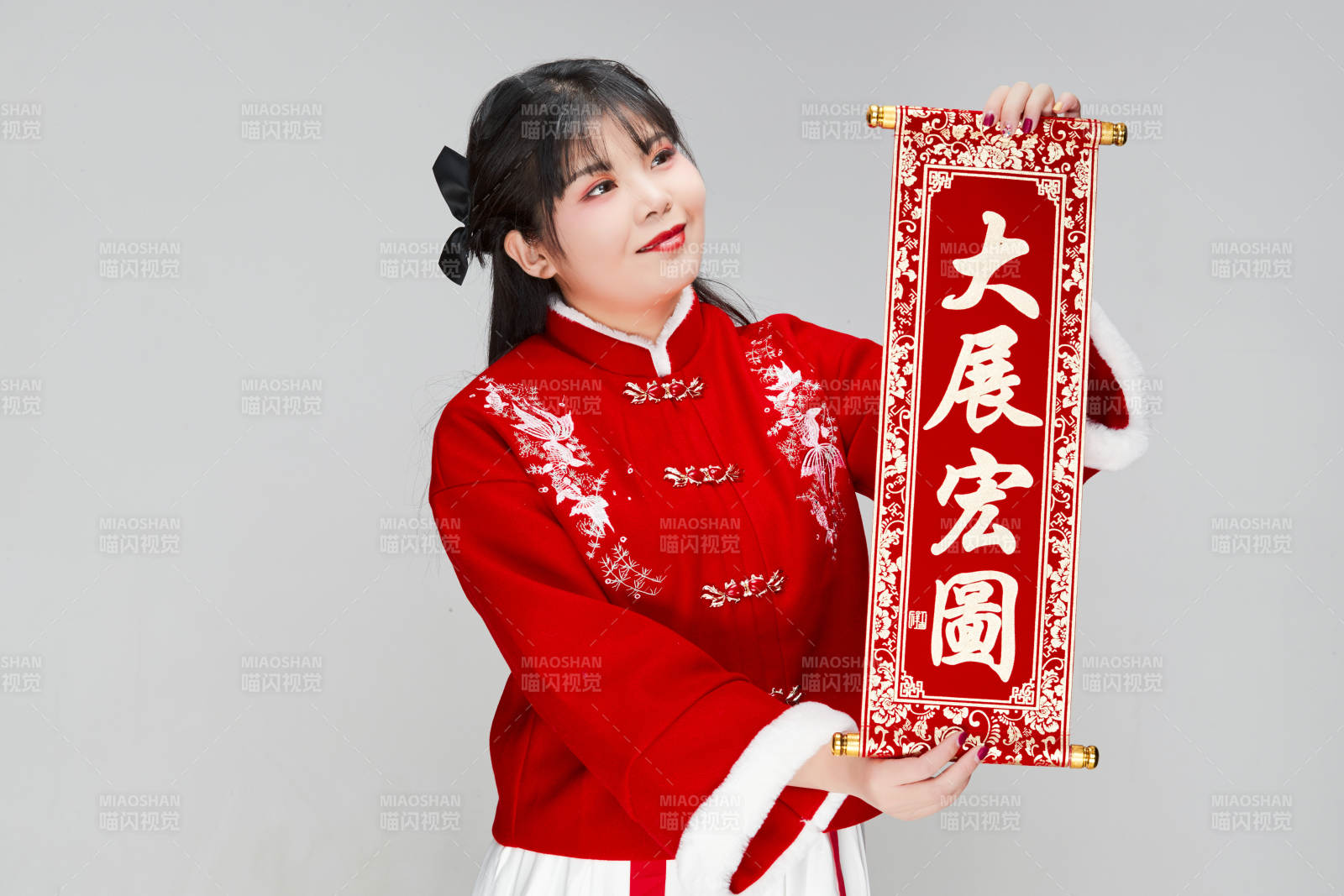 手持春聯身穿喜慶漢服的可愛少女