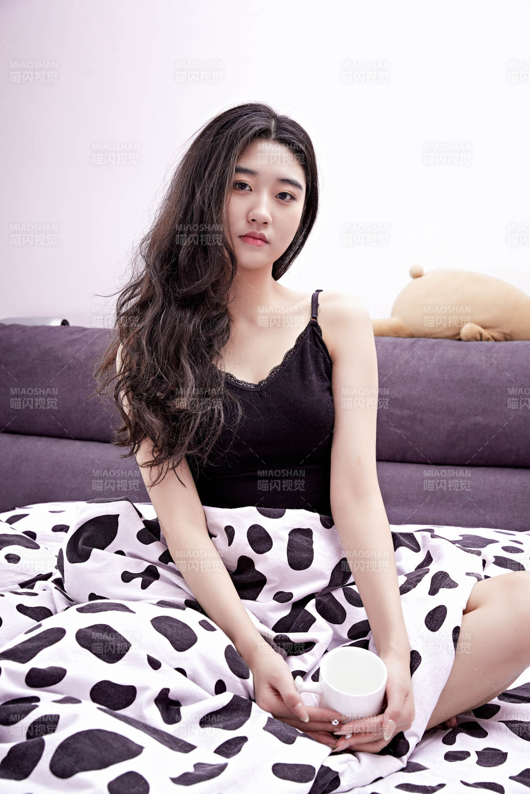 剛剛睡醒,起床的亞洲女孩