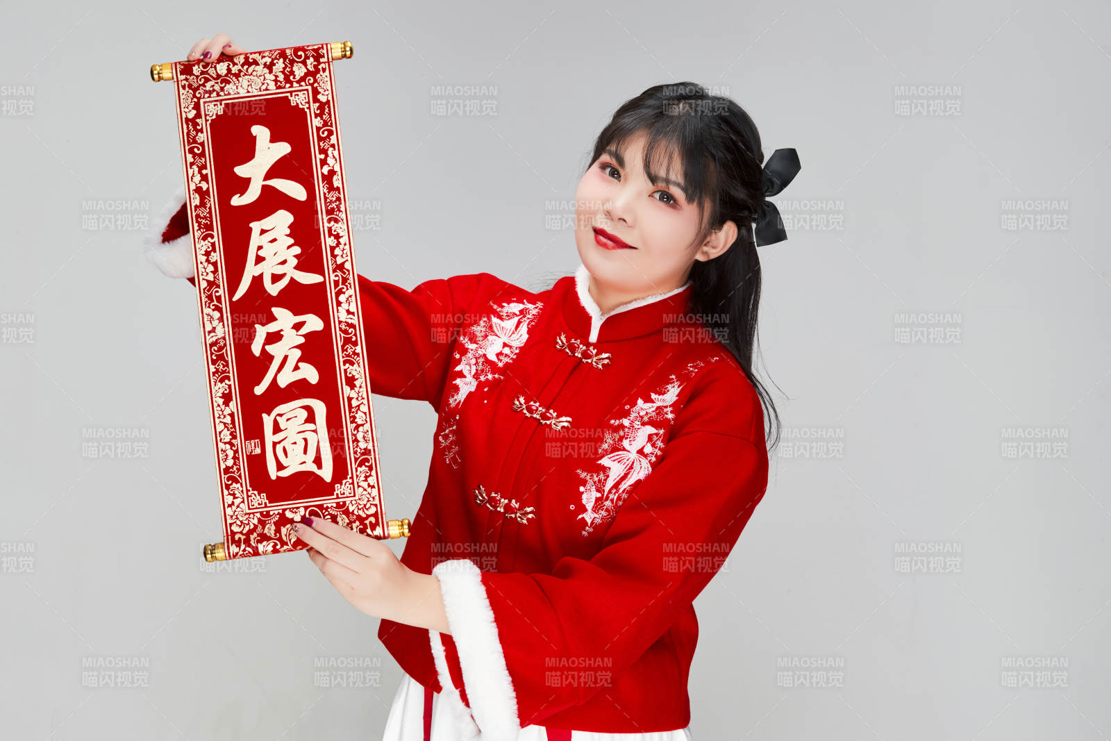 手持春聯身穿喜慶漢服的可愛少女