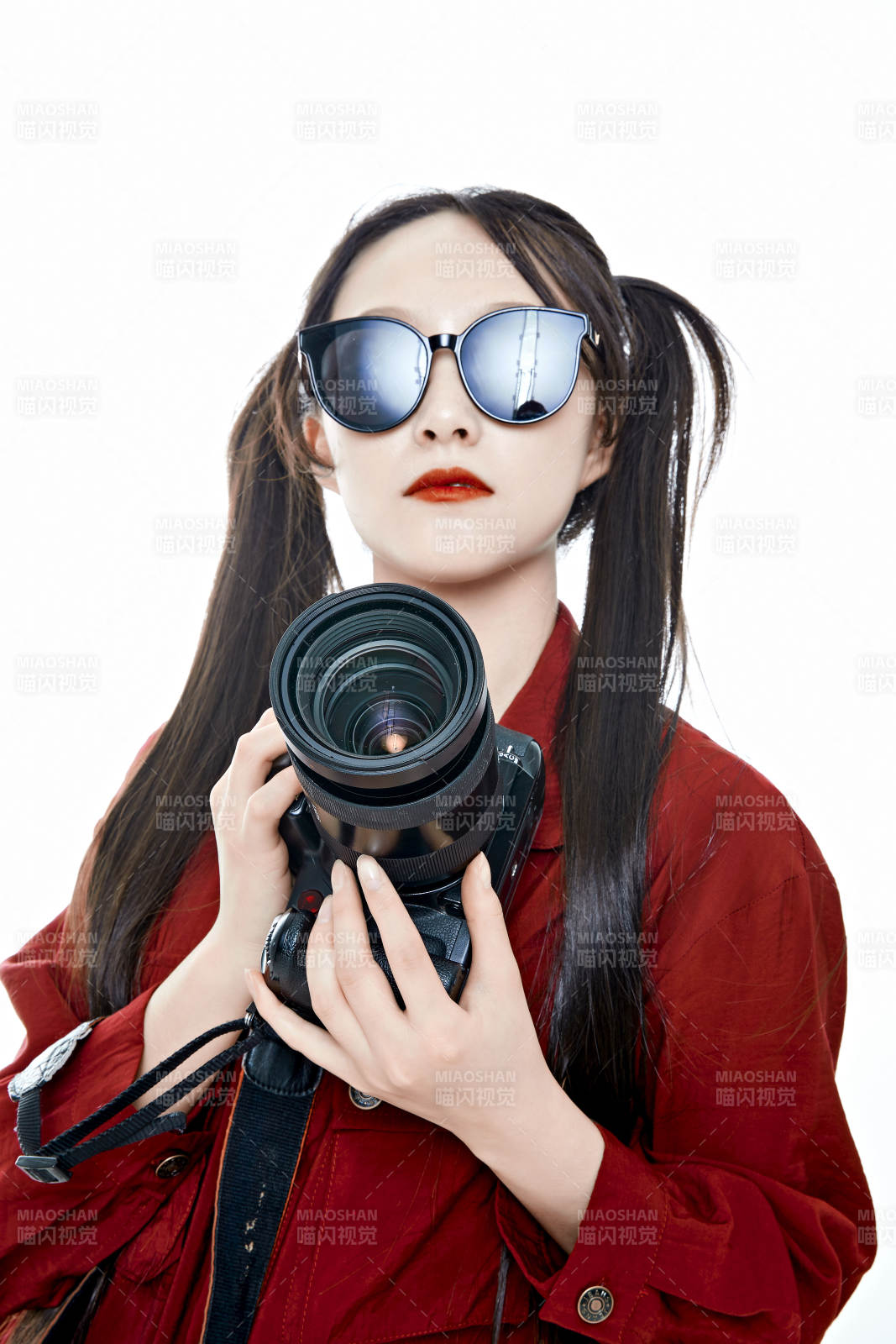 手持相機的亞洲戴墨鏡年輕少女的肖像人像