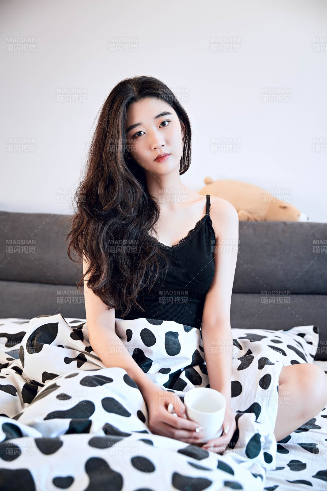 剛剛睡醒,起床的亞洲女孩