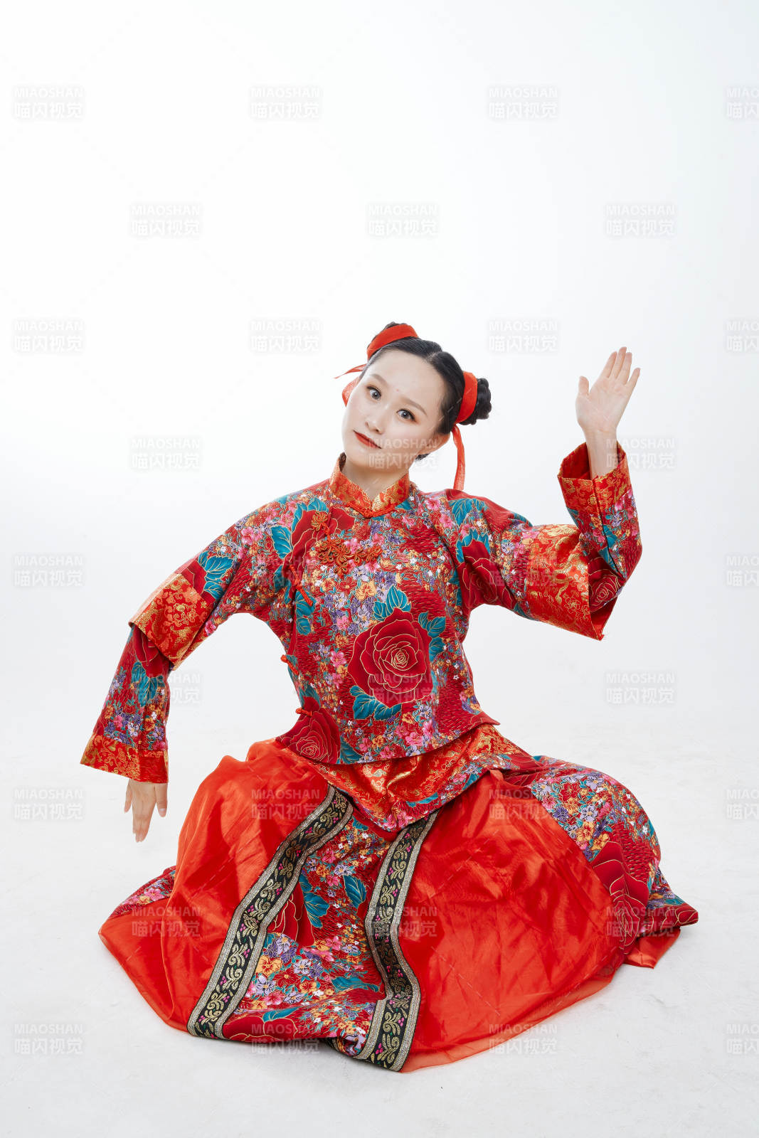 身穿中國傳統服飾的青年女性