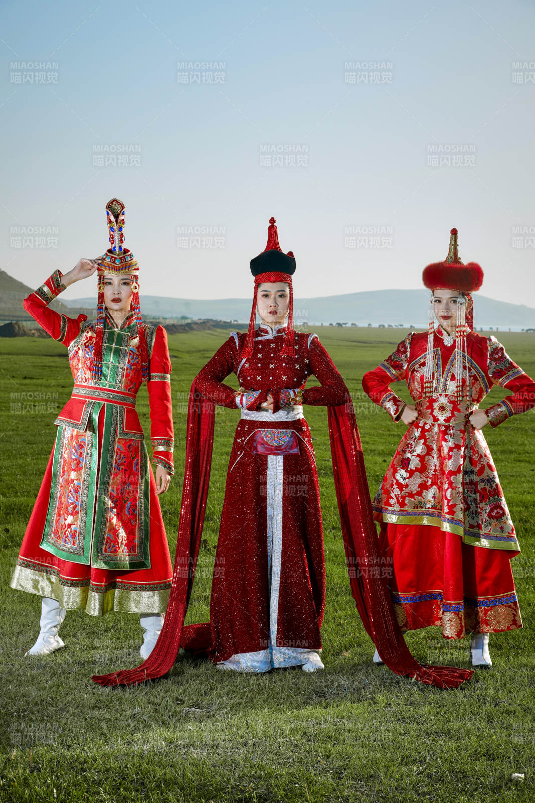 草原上穿著蒙古族傳統(tǒng)服飾的亞洲年輕美少女