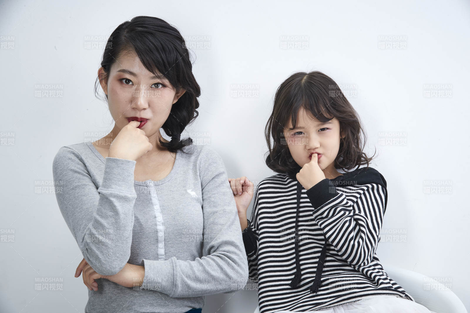 白色背景的美麗媽媽與可愛女兒親子人像