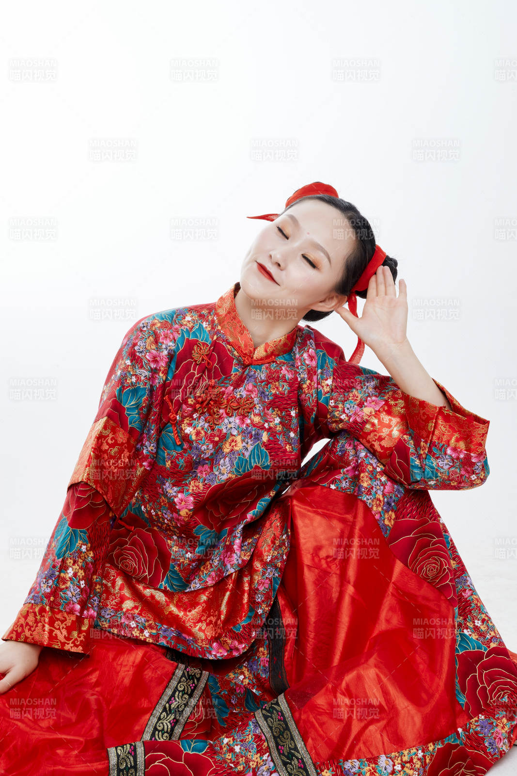 身穿中國傳統服飾的青年女性