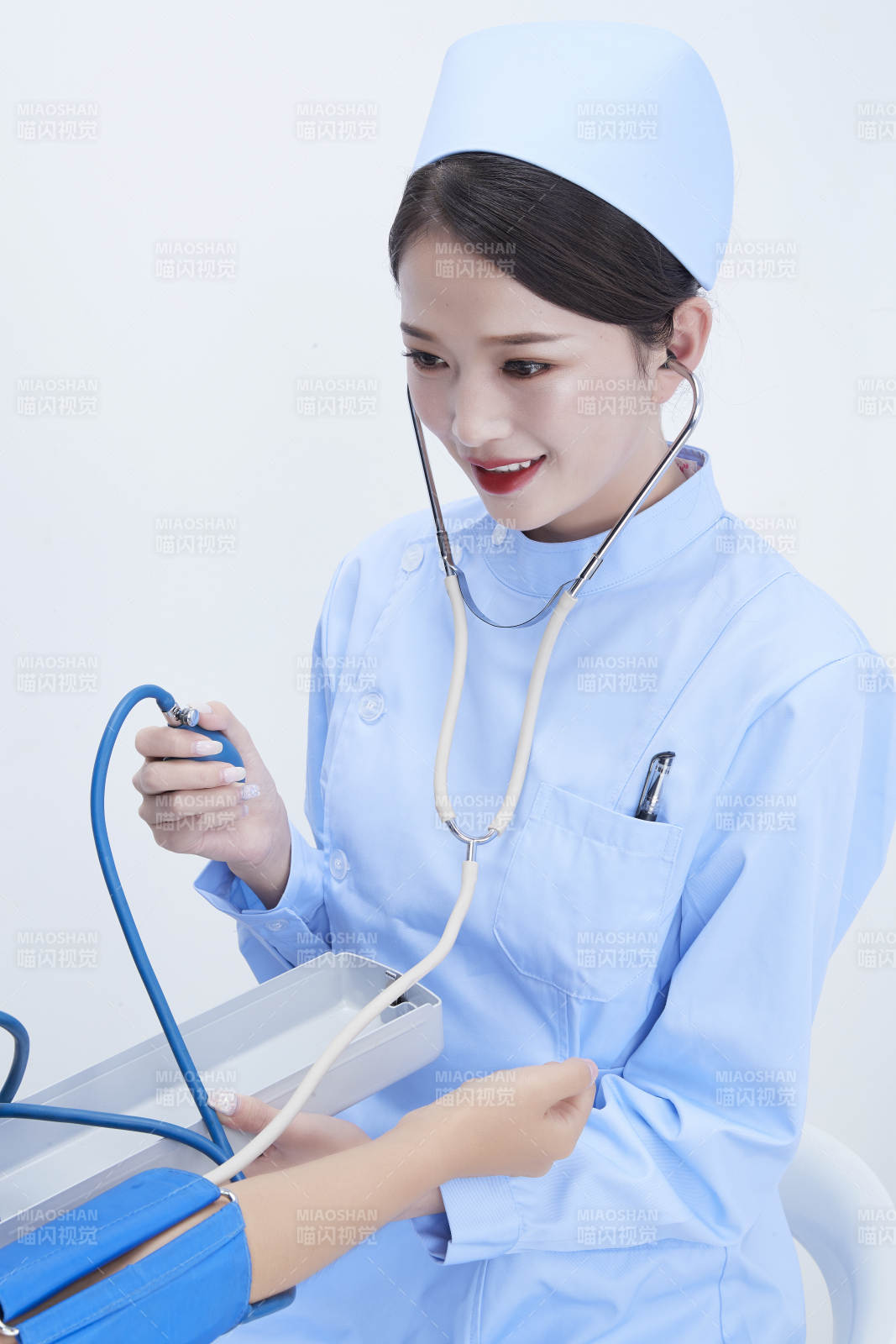 佩戴聽診器的女性醫(yī)護人員為患者聽診檢查