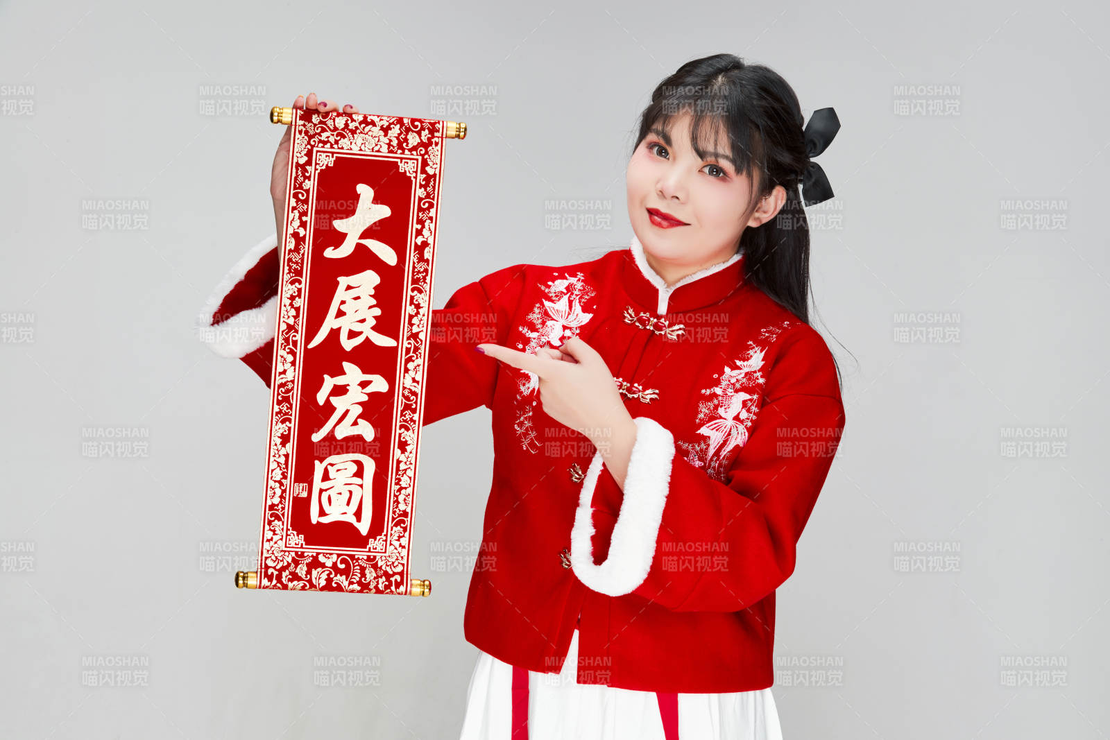 手持春聯(lián)身穿喜慶漢服的可愛少女