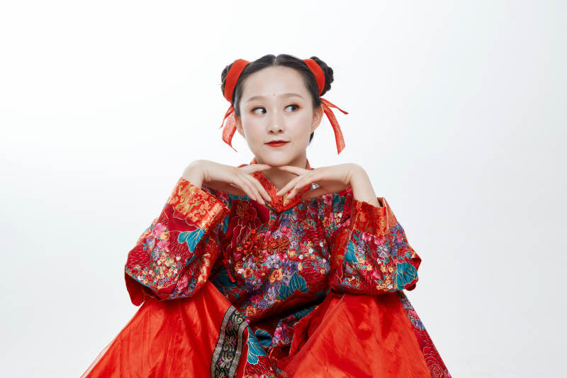 身穿中国传统服饰的青年女性