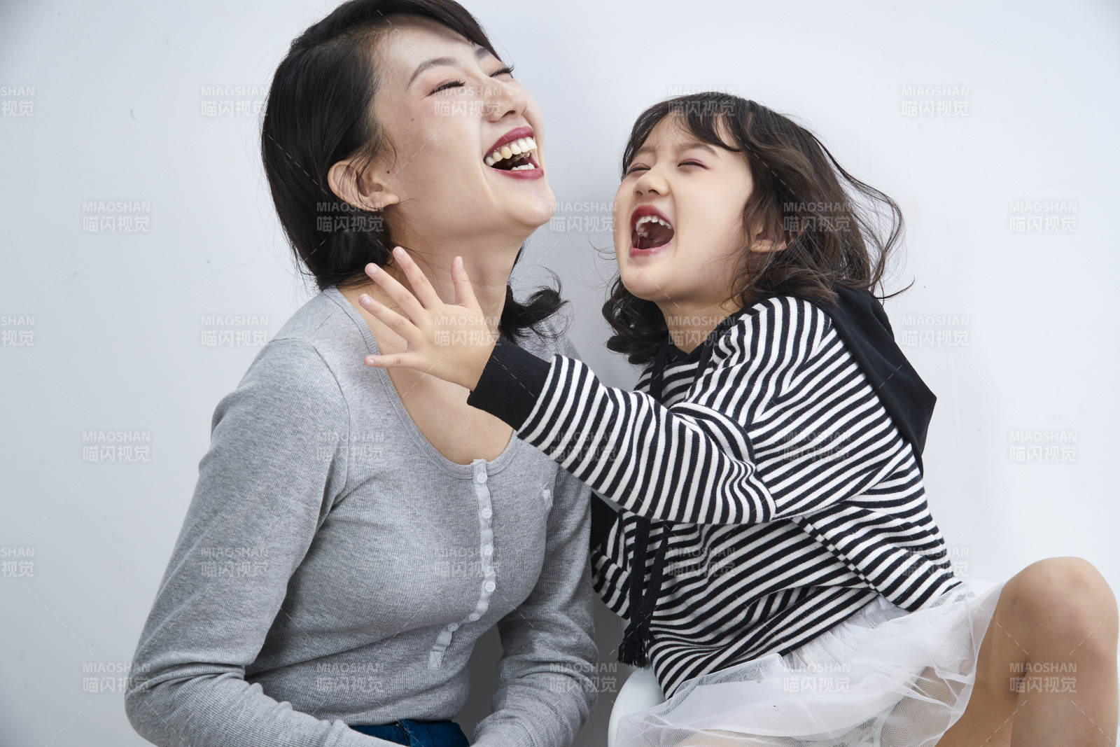 白色背景的美麗媽媽與可愛女兒親子人像