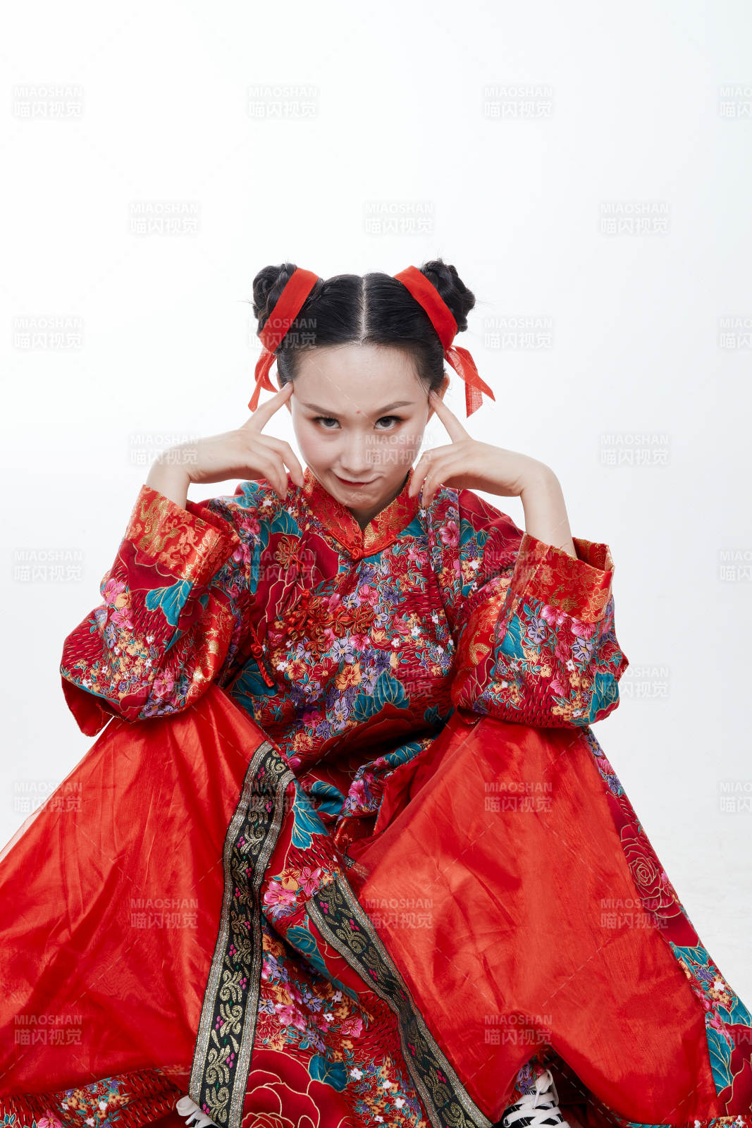 身穿中国传统服饰的青年女性