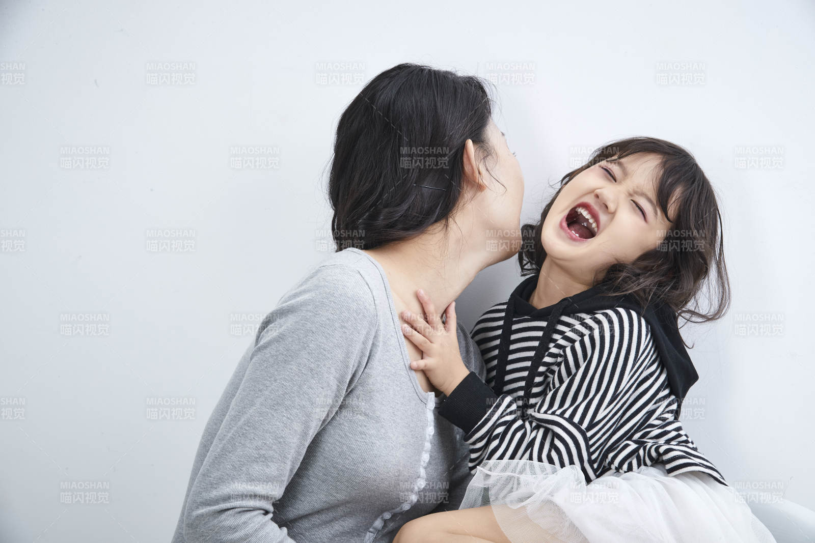 白色背景的美丽妈妈与可爱女儿亲子人像