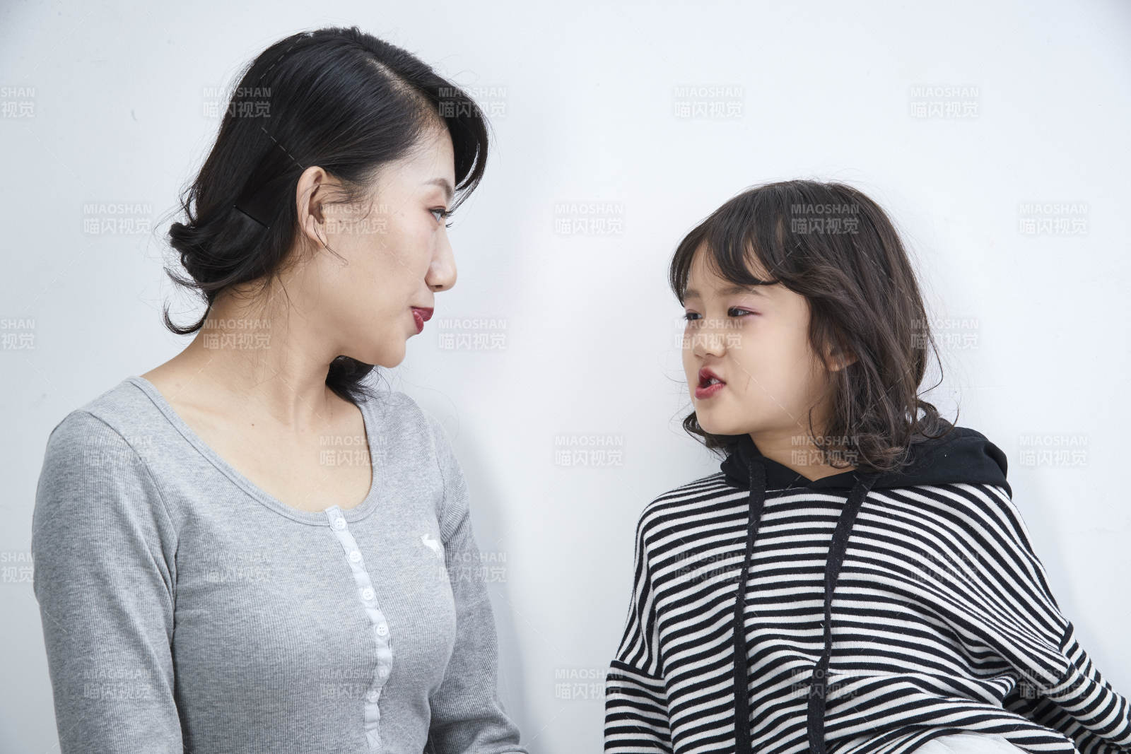 白色背景的美麗媽媽與可愛女兒親子人像