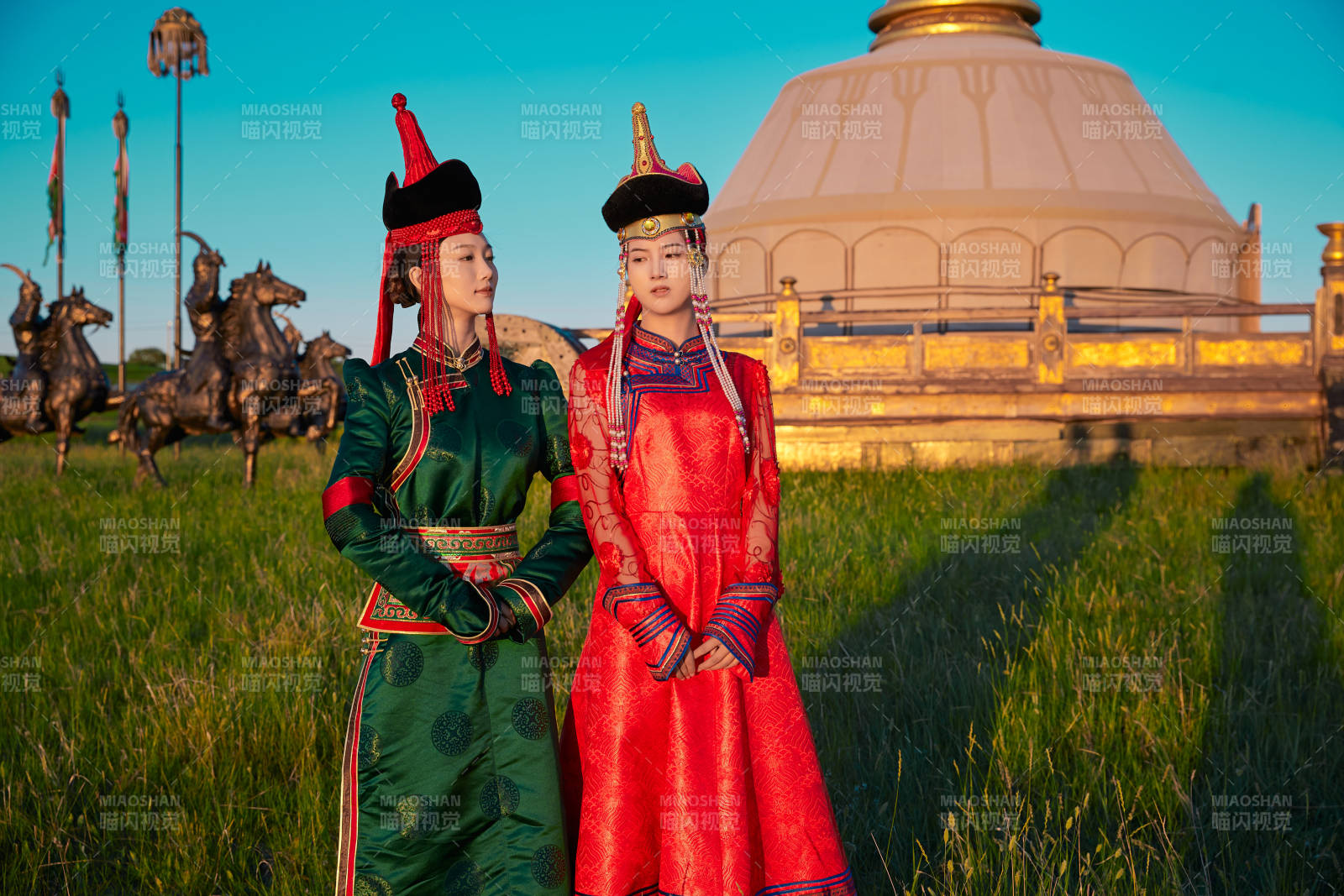 夕陽下草原蒙古大帳前穿蒙族服飾的美女