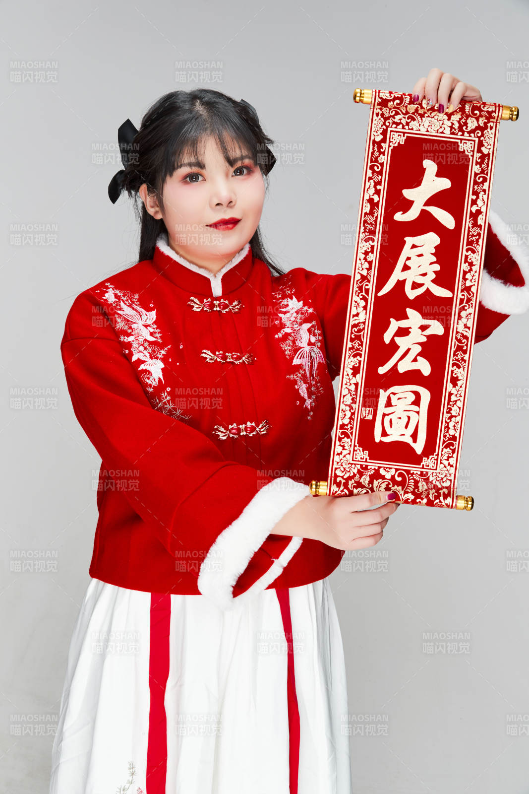 手持春聯身穿喜慶漢服的可愛少女