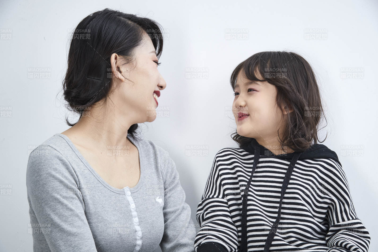 白色背景的美麗媽媽與可愛女兒親子人像