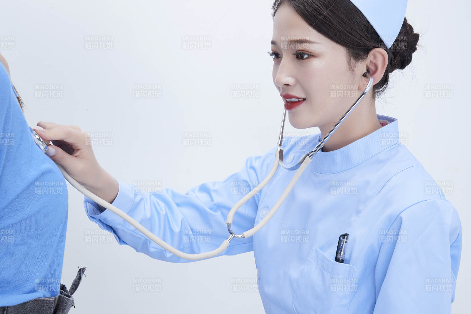 佩戴聽診器的女性醫(yī)護(hù)人員為患者聽診檢查