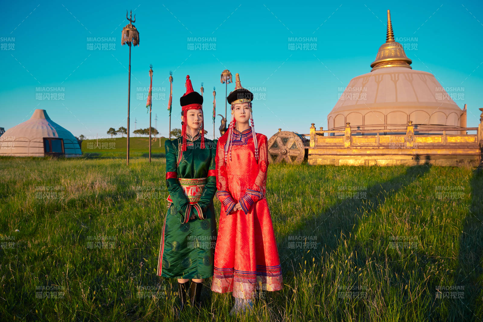 夕陽下草原蒙古大帳前穿蒙族服飾的美女