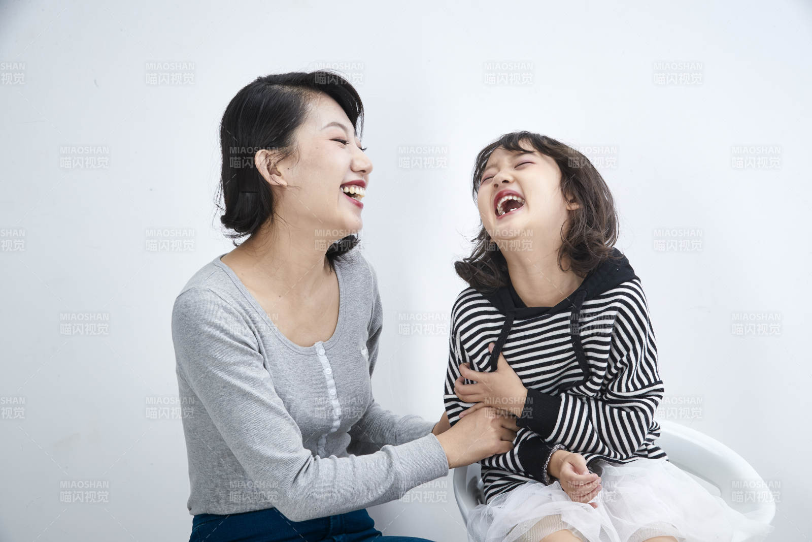 白色背景的美麗媽媽與可愛女兒親子人像