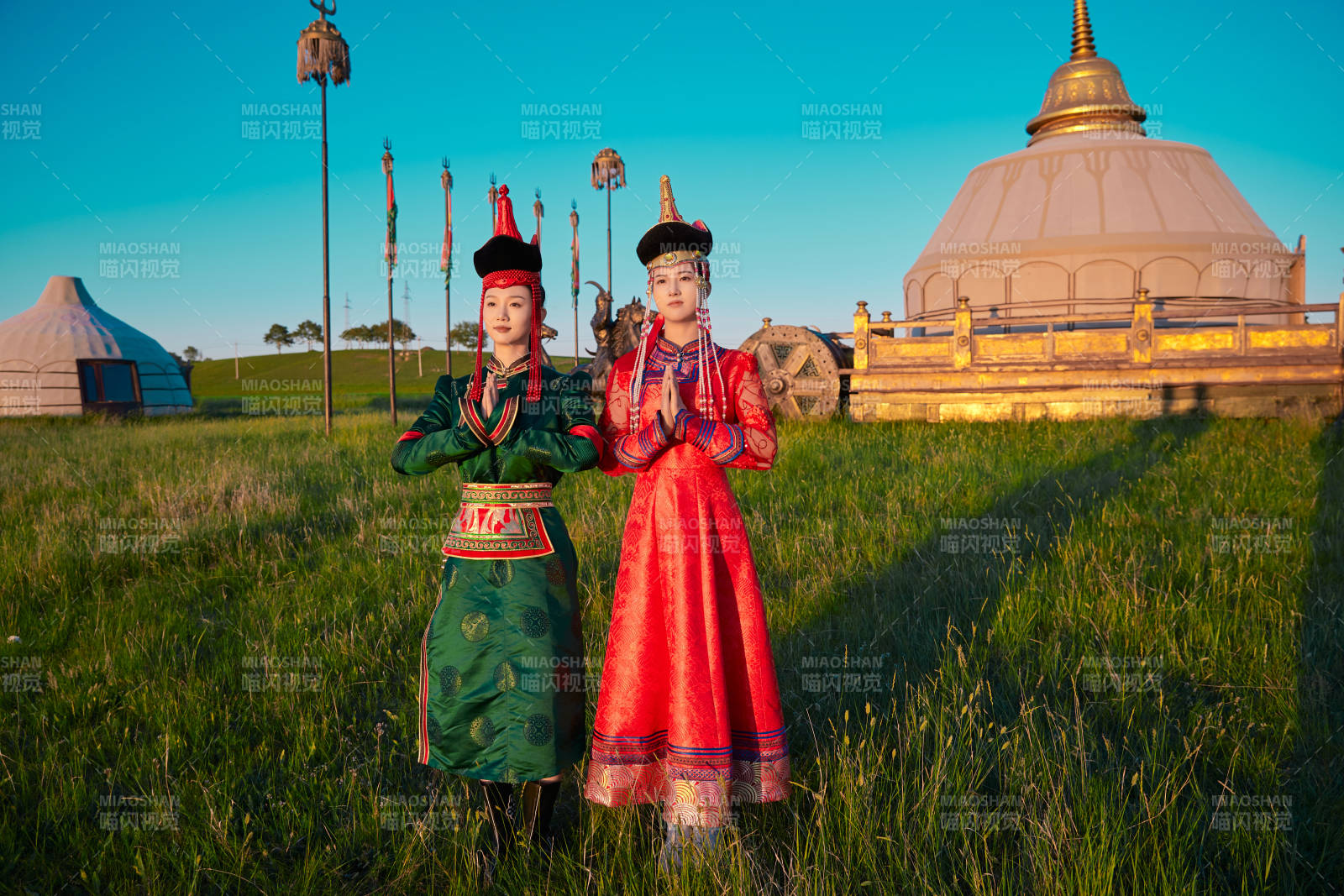 夕陽下草原蒙古大帳前穿蒙族服飾的美女