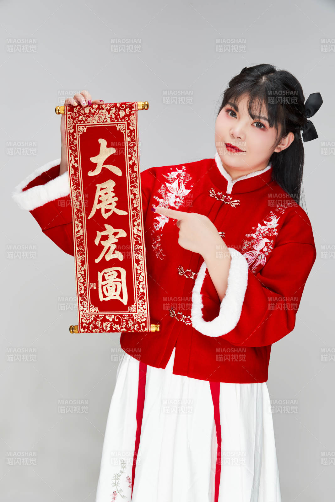 手持春聯(lián)身穿喜慶漢服的可愛少女