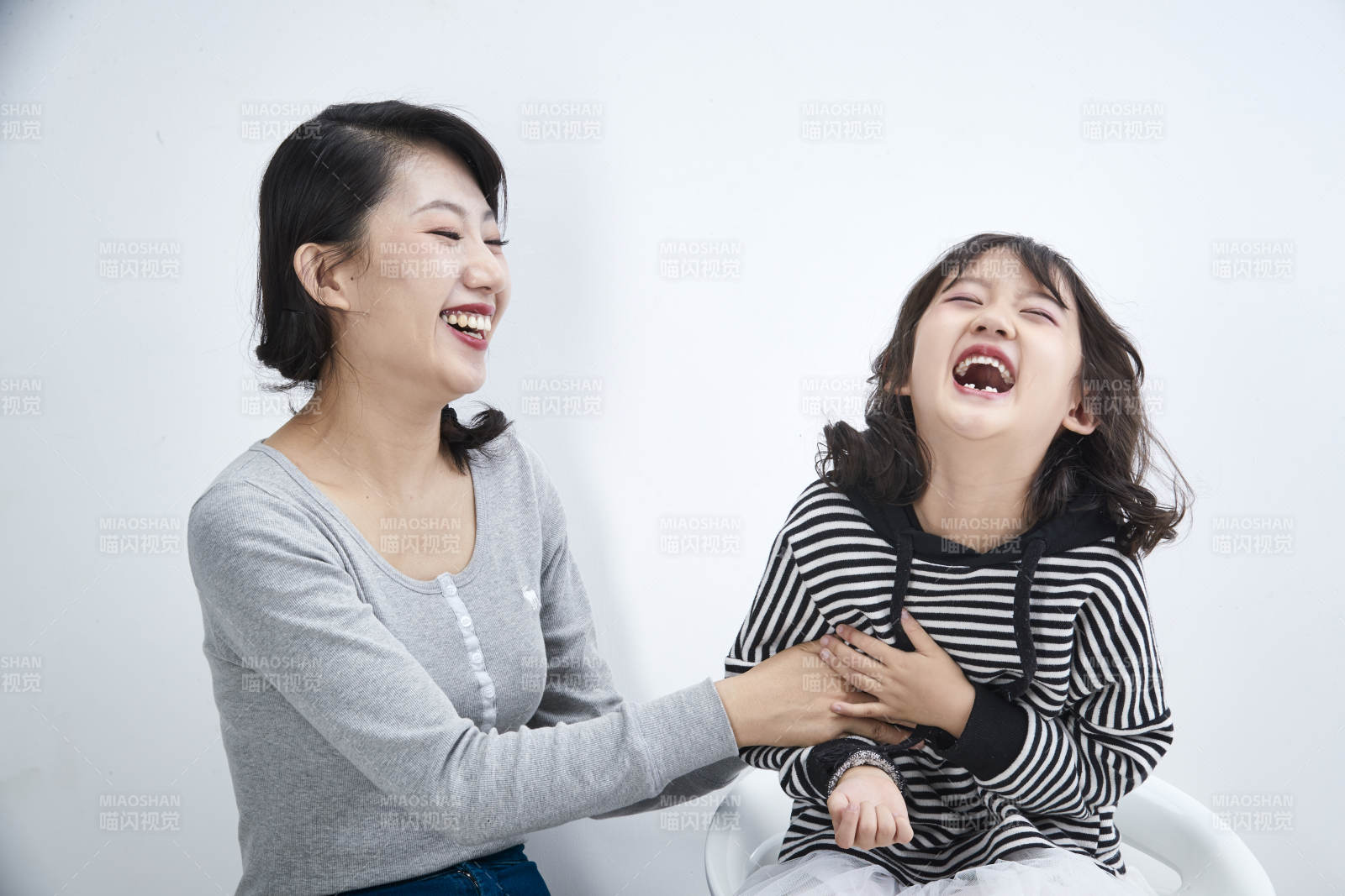 白色背景的美麗媽媽與可愛女兒親子人像