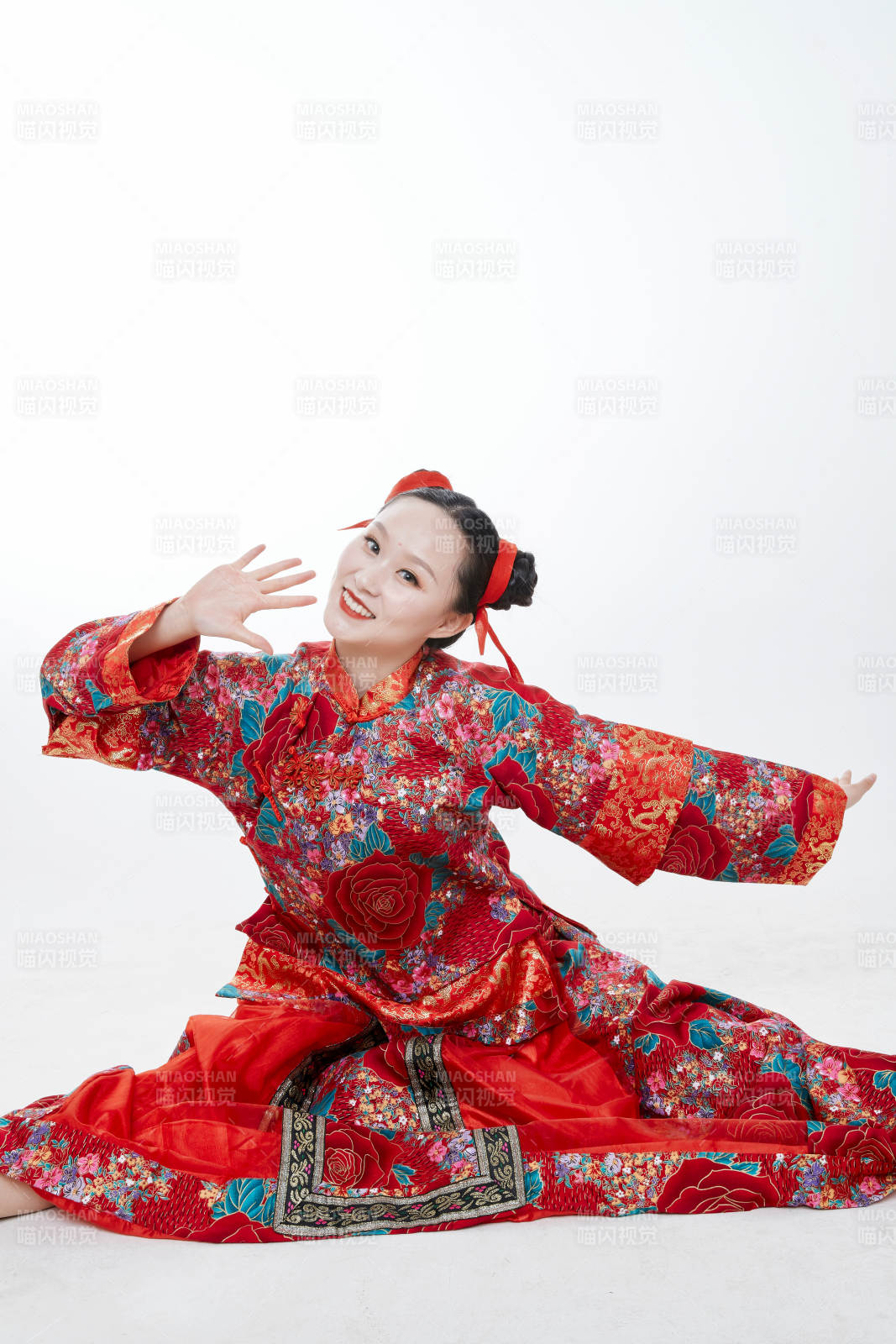 身穿中國傳統(tǒng)服飾的青年女性