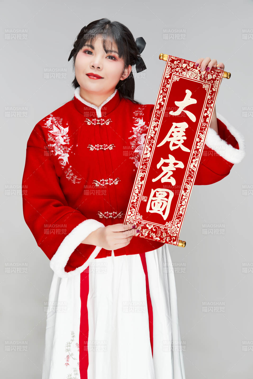 手持春聯身穿喜慶漢服的可愛少女