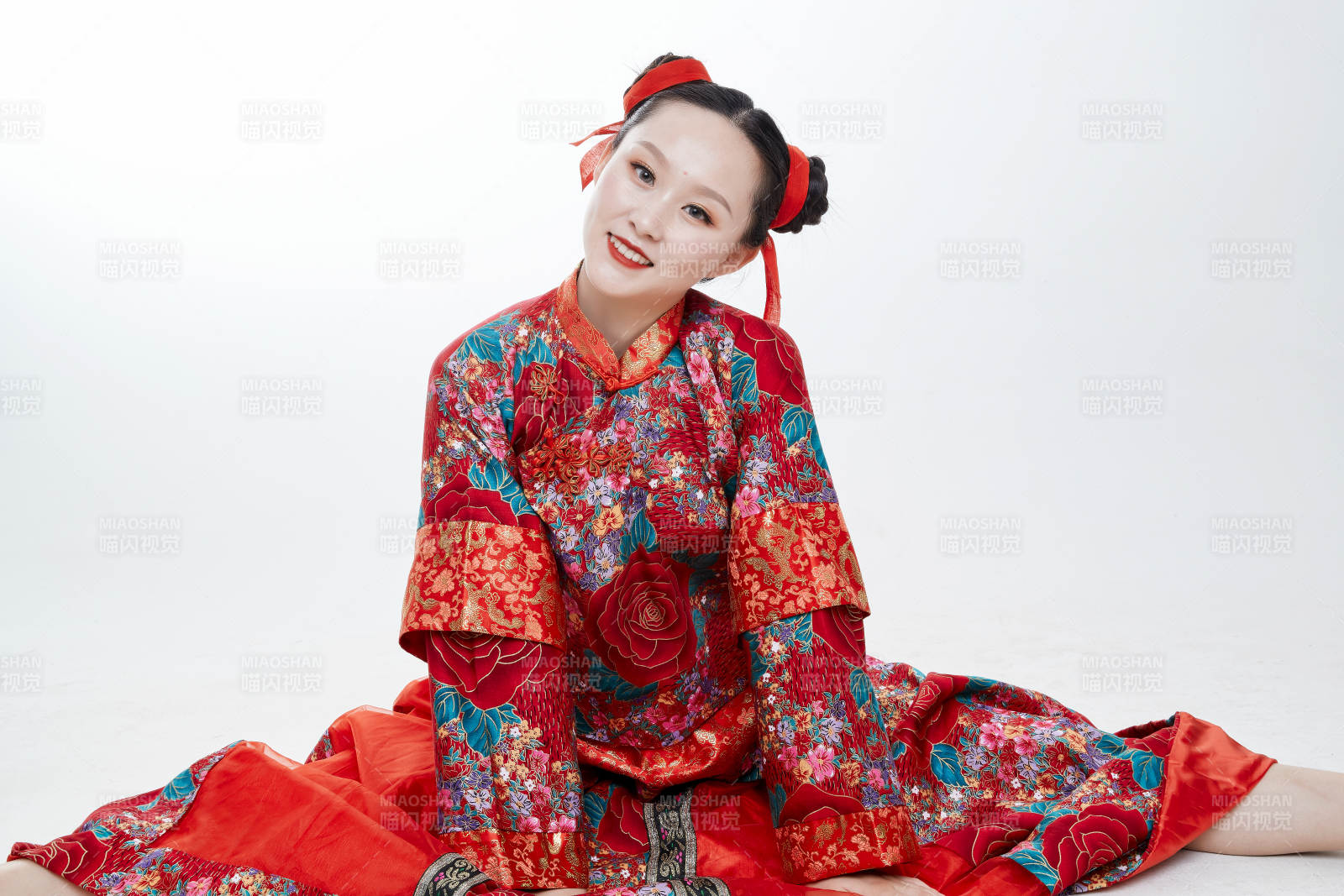 身穿中国传统服饰的青年女性