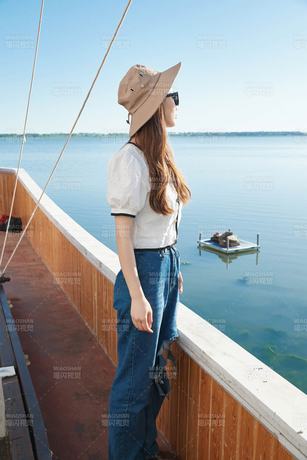 在湖畔木制帆船上的亞洲美女