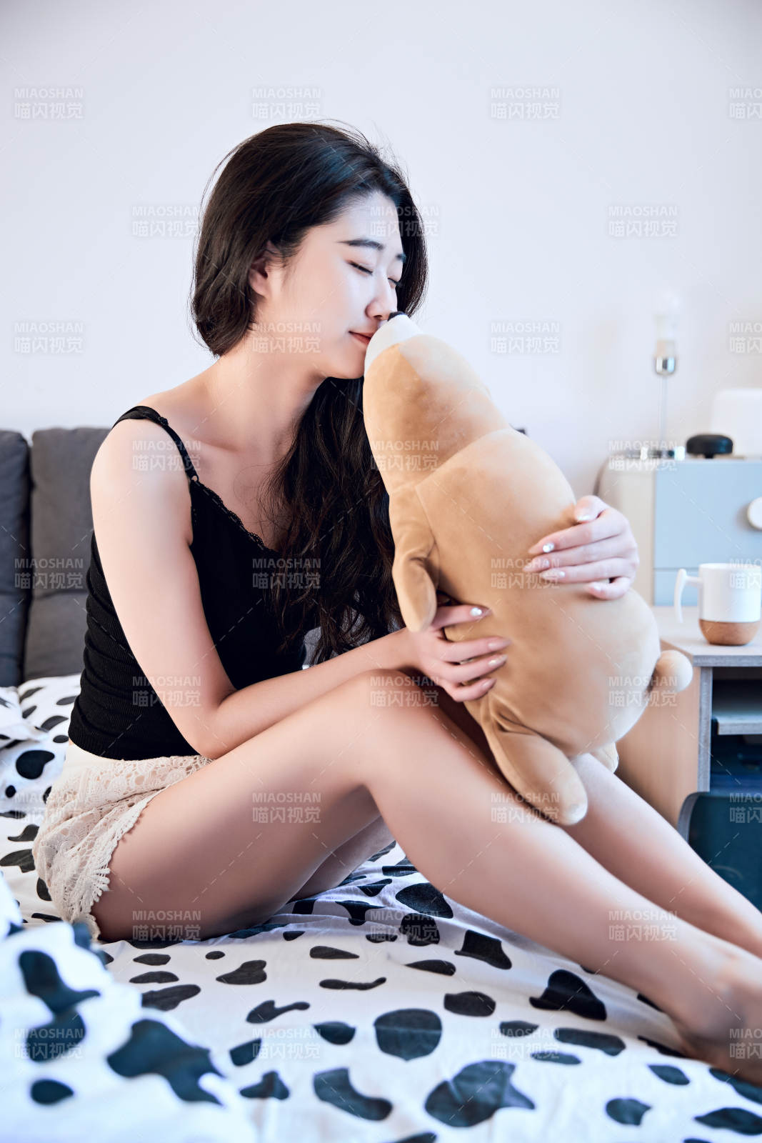 剛剛睡醒,起床的亞洲女孩