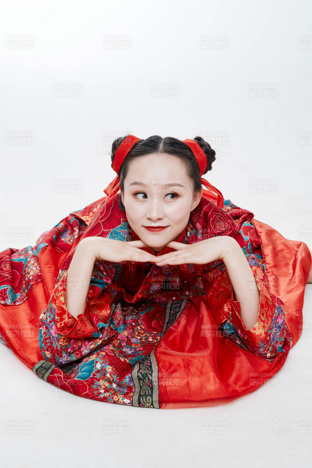 身穿中國傳統服飾的青年女性