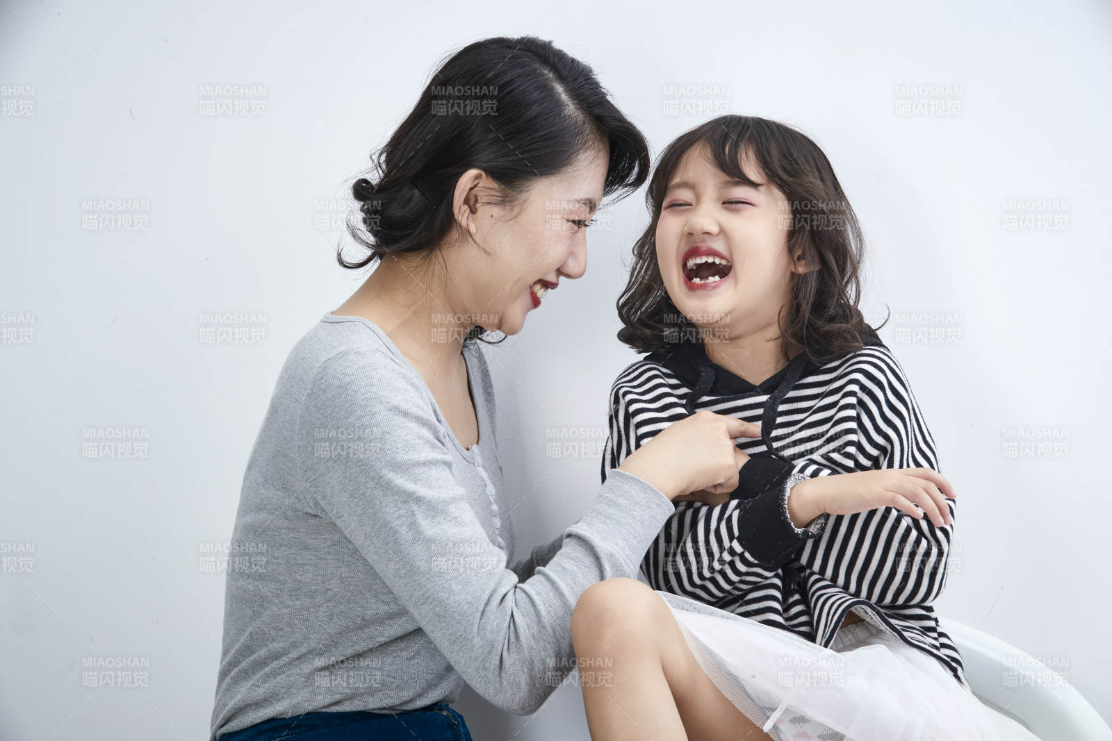 白色背景的美丽妈妈与可爱女儿亲子人像