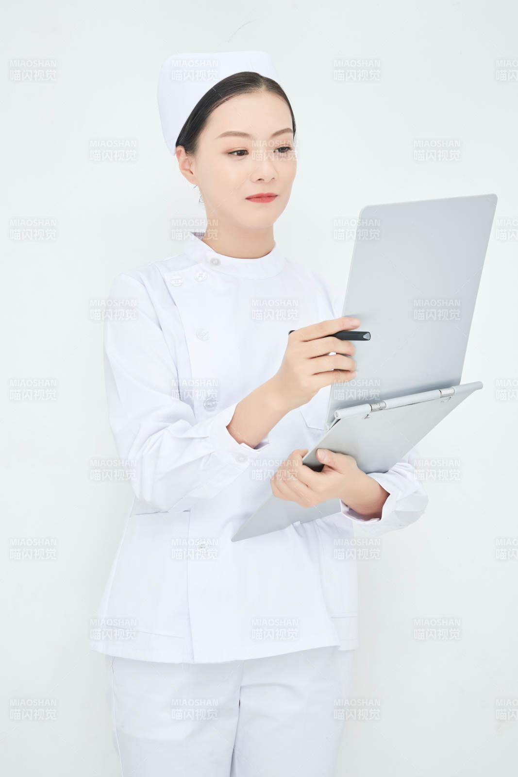 白背景里穿護士服手持病歷夾的美女護士