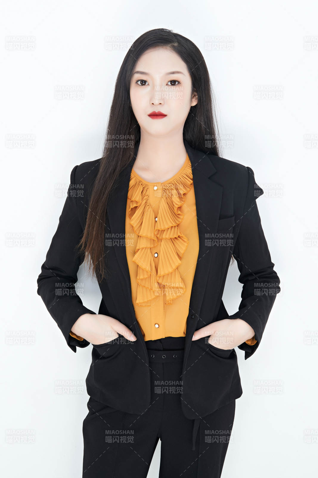 白色背景下的美丽商务女性肖像