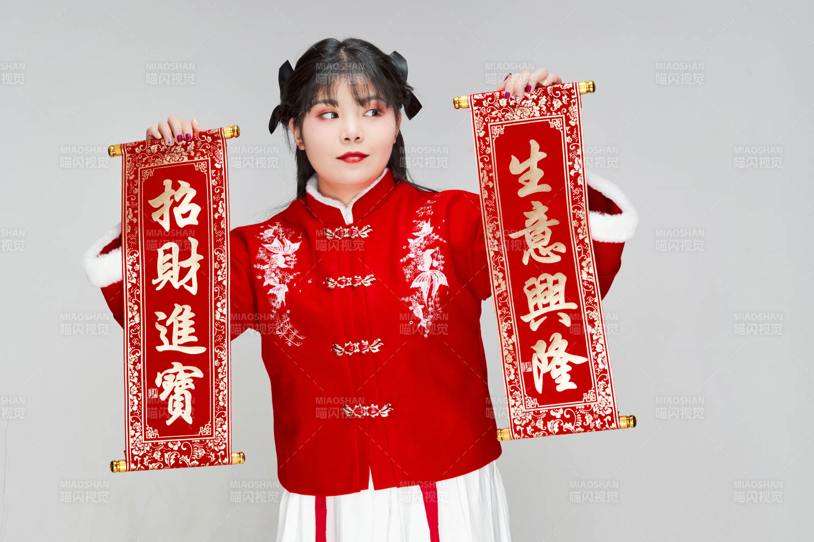 手持春联身穿喜庆汉服的可爱少女